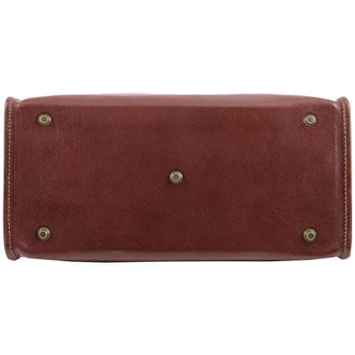 Le dessous du sac est protégé grâce aux petits pieds métalliques.