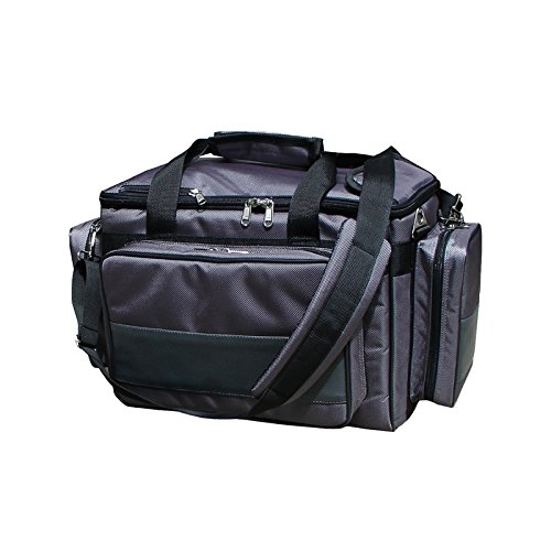 La mallette Deluxe Med Bag grise pour infirmiers et docteurs est fonctionnelle, tissu souple, résistant et imperméable. Tissu rembourré et intérieur modulable. 50x30x29,5 cm. capacité 44 litres, poids 2,5kg. Fournie avec ampoulier et bloc note.