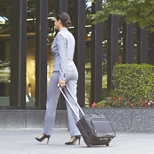 Le cartable adulte à roulettes est un bagage professionnel de plus en plus prisé par les femmes.